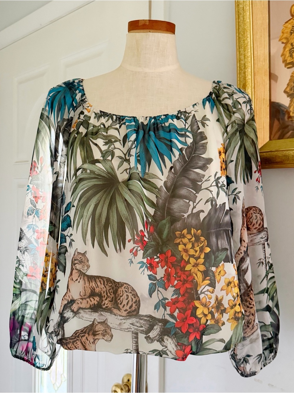 Quiet luxury Alice + Olivia Leopard floral print pullover blouse size Large EUC